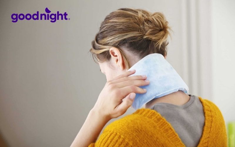Chườm cổ là biện pháp làm dịu cơn đau vai gáy