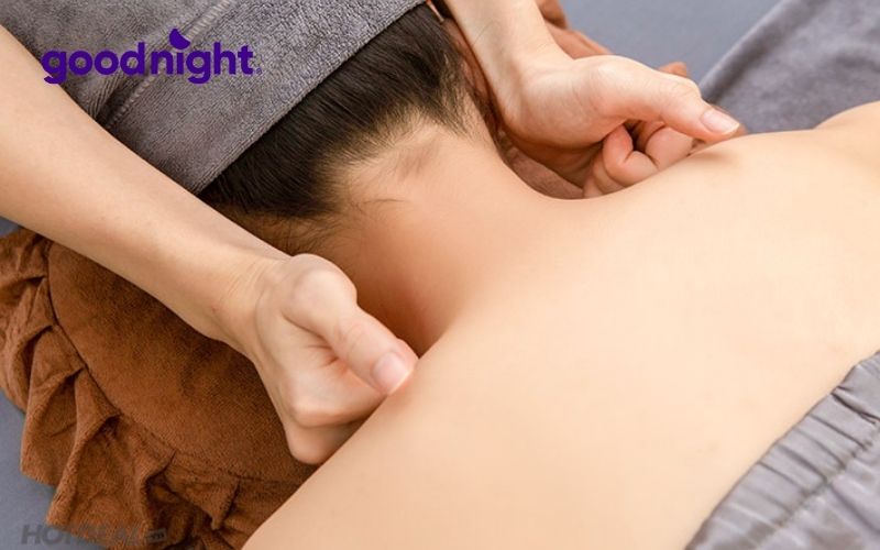 Massge nhẹ nhàng vùng cổ vai gáy