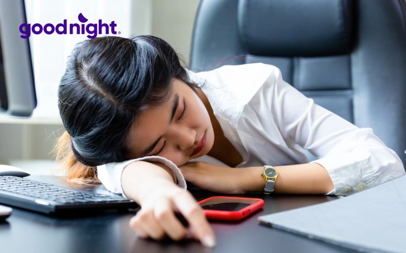 Ngủ ngồi gục đầu gây cong vẹo cột sống, tạo áp lực lớn lên vùng cổ và lưng, dẫn đến đau mỏi kéo dài