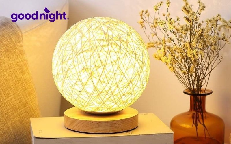 Cách bố trí phong thủy phòng ngủ phù hợp với mệnh của gia chủ 9 Đèn ngủ, một trong những vật phật phẩm được yêu thích để trang trí phòng ngủ