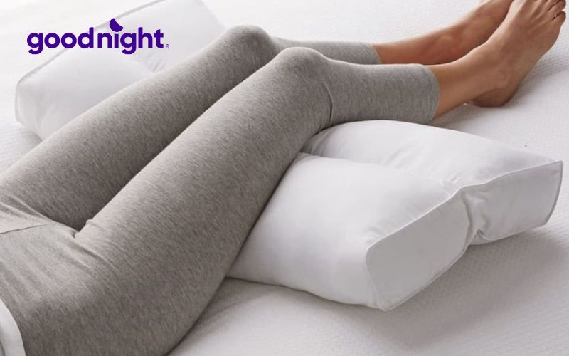 Nằm ngửa với gối kê bên dưới đầu gối là một trong các tư thế ngủ cho người thoát vị đĩa đệm