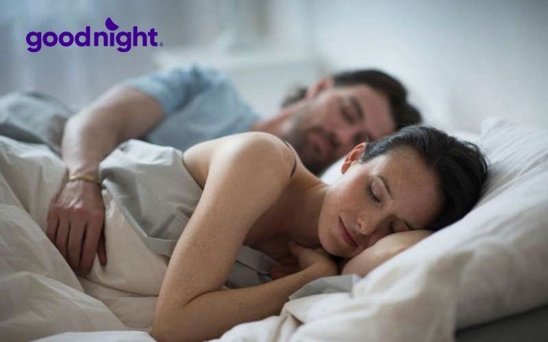 Tư thế ngủ của cặp vợ chồng hạnh phúc - Ôm từ đằng sau
