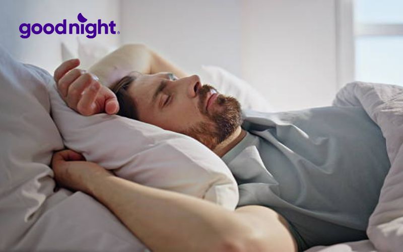 Người bị đau cổ vai gáy nên hạn chế ngủ để 2 tay lên đầu