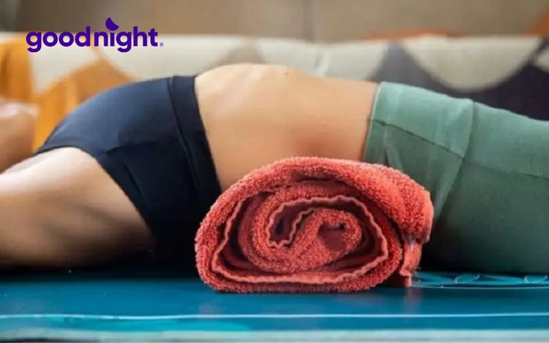 Tư thế ngủ với khăn cuộn tròn