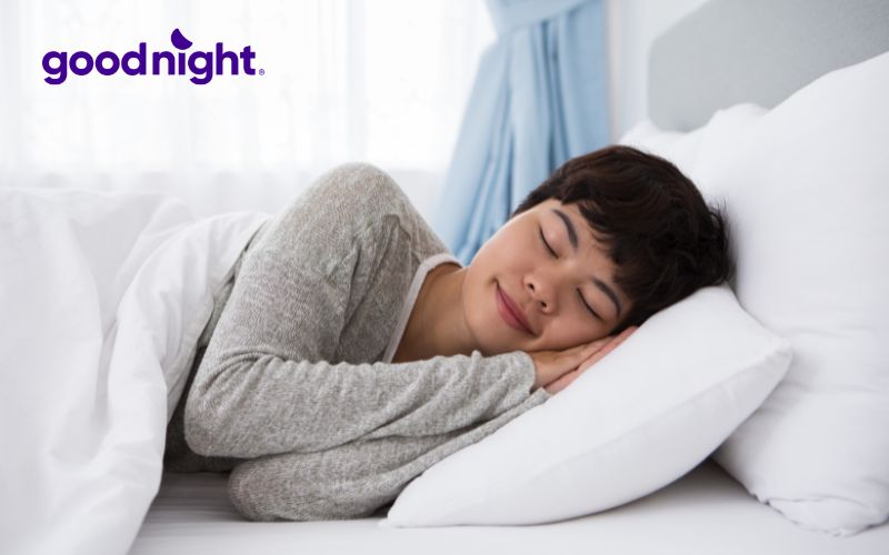 Tư thế nằm nghiêng là tư thế ngủ không ngáy phổ biến và hiệu quả