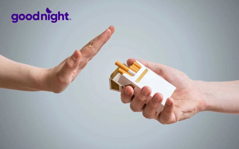 Thuốc lá gây kích ứng niêm mạc và làm viêm đường hô hấp, từ đó khiến ngáy trở nên nghiêm trọng hơn