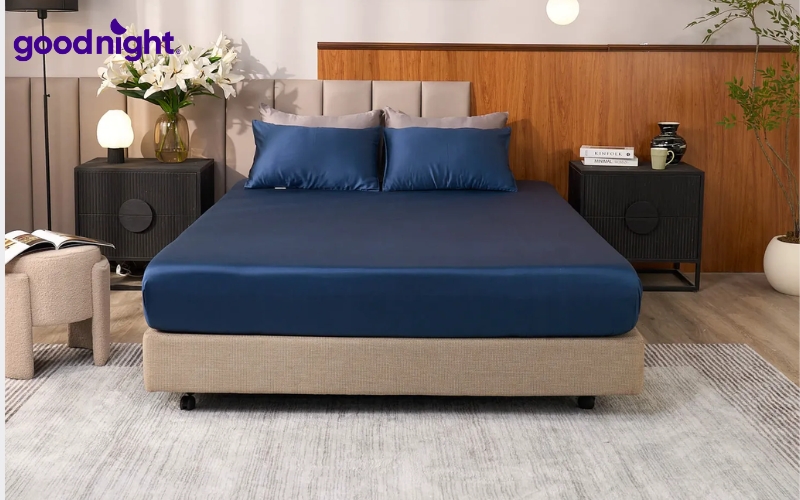 Nên giặt 1–2 lần/tuần để loại bỏ mồ hôi, bụi bẩn và vi khuẩn