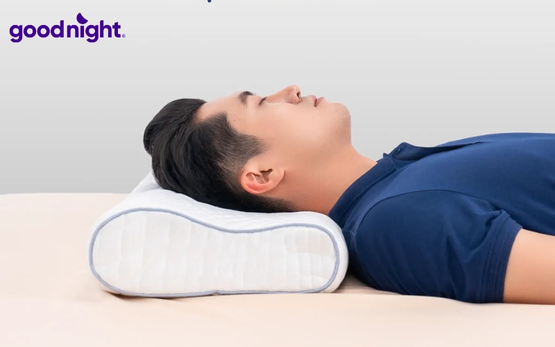 Thiết kế này ôm khít vùng gáy và vai, giữ cột sống thẳng tự nhiên, giảm căng cơ hiệu quả