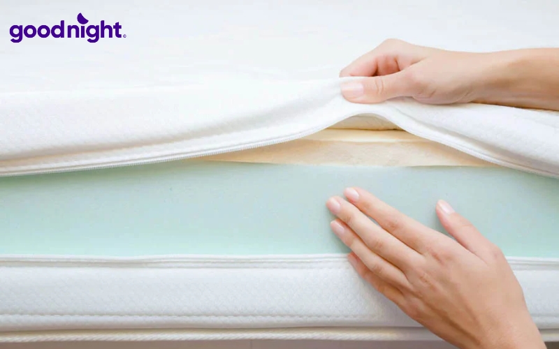 Dùng máy hút bụi có đầu bàn chải mềm hút sạch cả hai mặt nệm