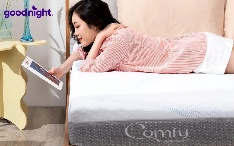 Khi nằm xuống, Memory Foam từ từ lún sâu, ôm khít lấy từng đường cong cơ thể