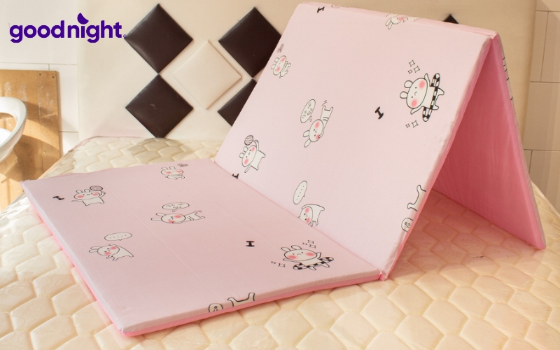 Có nên mua đệm 3 cm không? Bảng giá chi tiết 2026 7 Trải đệm trực tiếp xuống nền gạch là thói quen phổ biến tại phòng trọ hoặc các không gian nhỏ hẹp